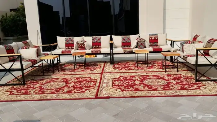 يوجد لدينا تاجير جلسات كراسي طاولات ملكي كراسي احمر مع 2