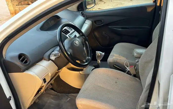 للبيع تويوتا يارس ابيض2007 قير عادي مكيف 9