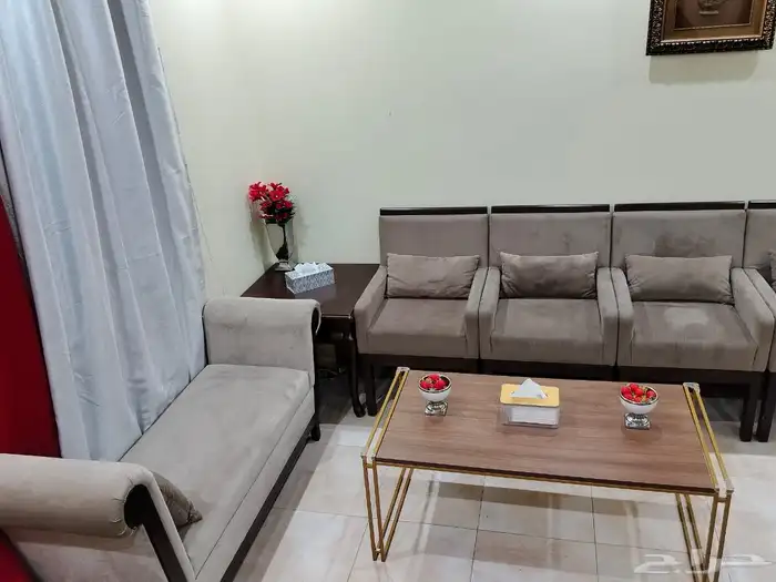 كنب و طاولة للبيع 1