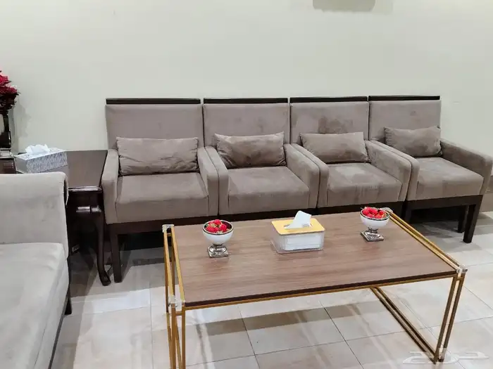 كنب و طاولة للبيع 2