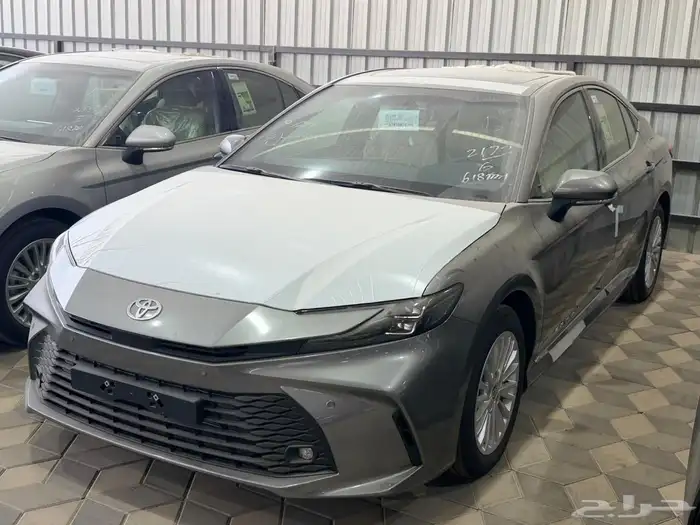 كامري 2025 LE بنزين سعودي ابيض تيتانيوم 7