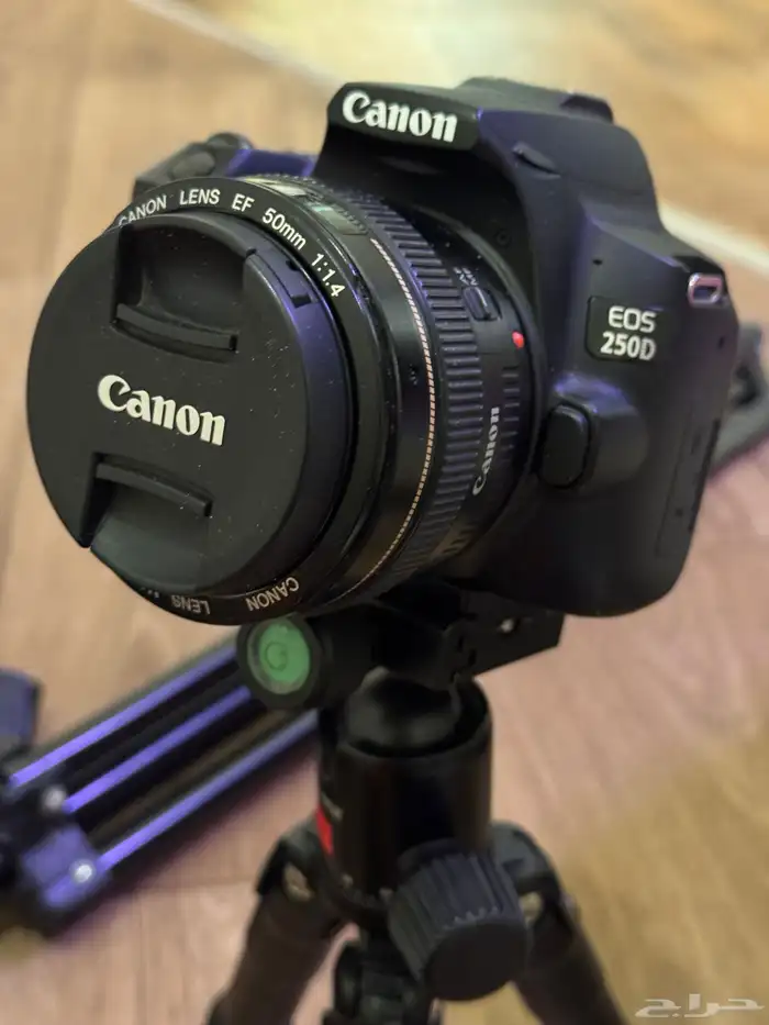 عدة تصوير كاملة  Canon 250D بعدستين   50mm   فلاش Godox 1