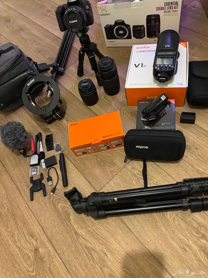 عدة تصوير كاملة  Canon 250D بعدستين   50mm   فلاش Godox 0