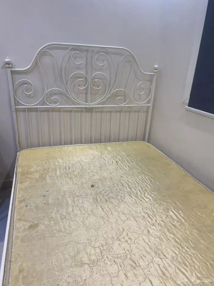 سرير من ايكيا ابيض نفر ونص 1