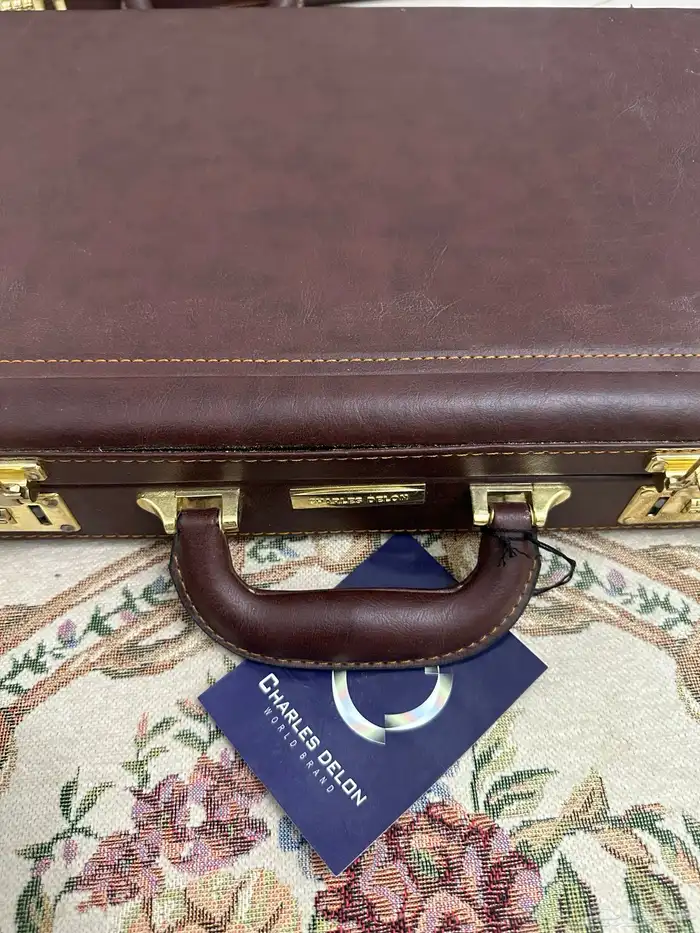 حقيبة برقم سري 5