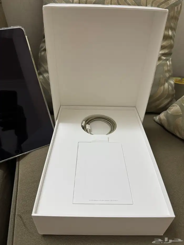 للبيع ايباد اير 3 اللون فضي بذاكرة 256 قيقا يدعم شريحه 6