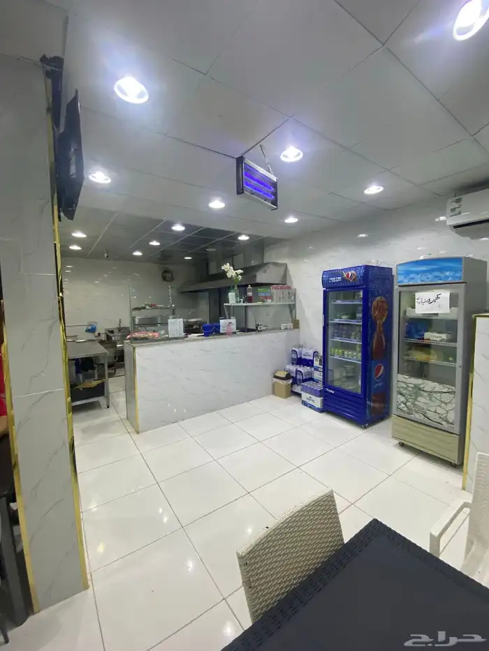 مطعم للبيع بجميع اغراضه 0