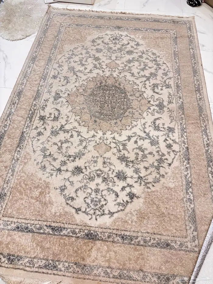 سجاد وطاوله بلازما ومقعد اطفال للسياره 0