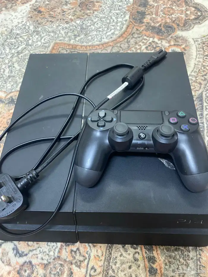 جهاز PS4 نظيف مع يد اصليه 0