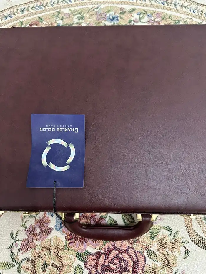 حقيبة برقم سري 1