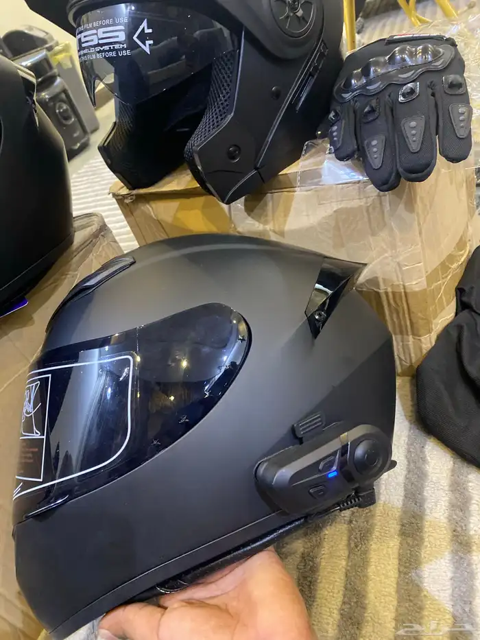 خوذه دراجه ناريه معاها سماعه و قلفز كلها جديده 3