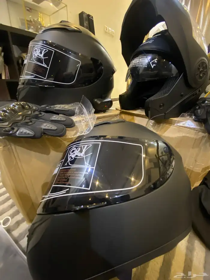 خوذه دراجه ناريه معاها سماعه و قلفز كلها جديده 1