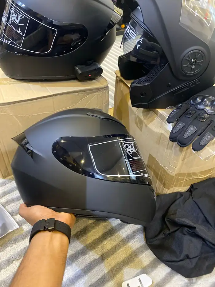 خوذه دراجه ناريه معاها سماعه و قلفز كلها جديده 2