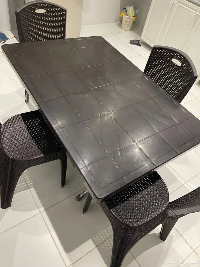 طاولة واربع كراسي 2
