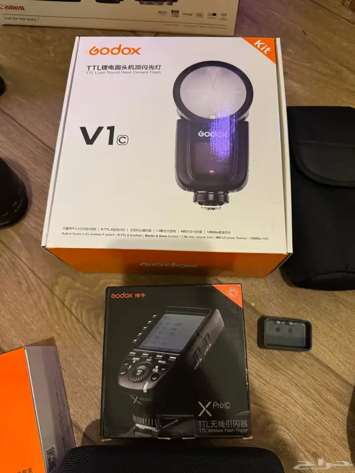 عدة تصوير كاملة  Canon 250D بعدستين   50mm   فلاش Godox 8