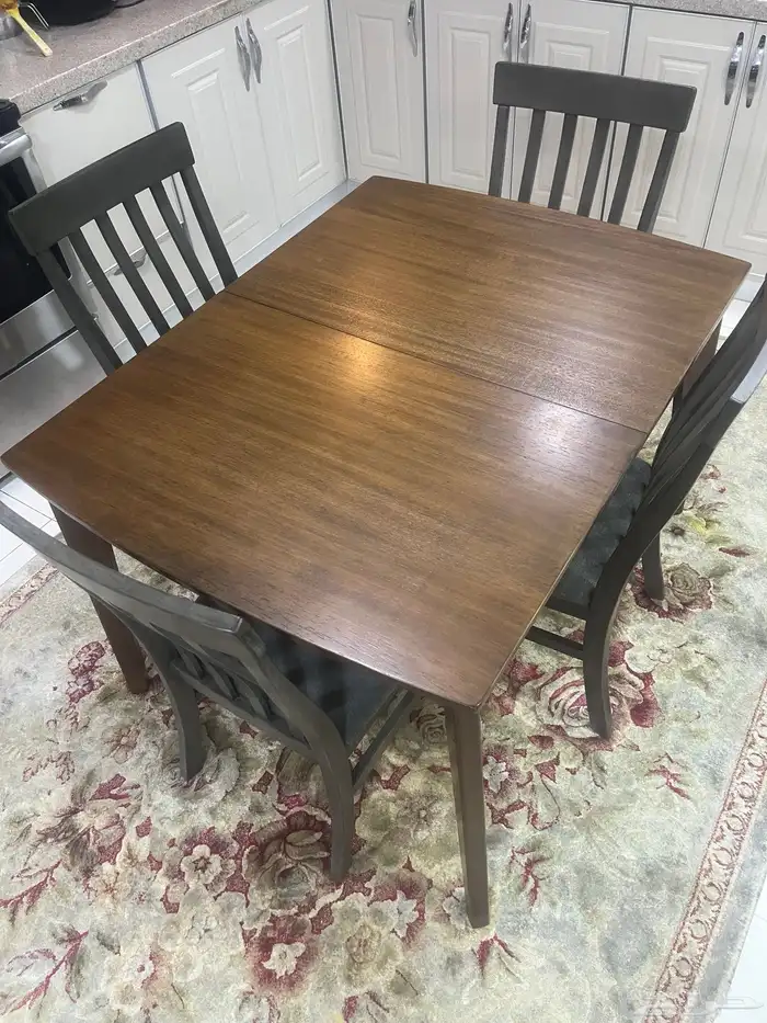 طاولة طعام ماركه آشلي مع أربع كراسي آشلي جديده 2