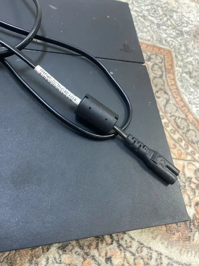 جهاز PS4 نظيف مع يد اصليه 2