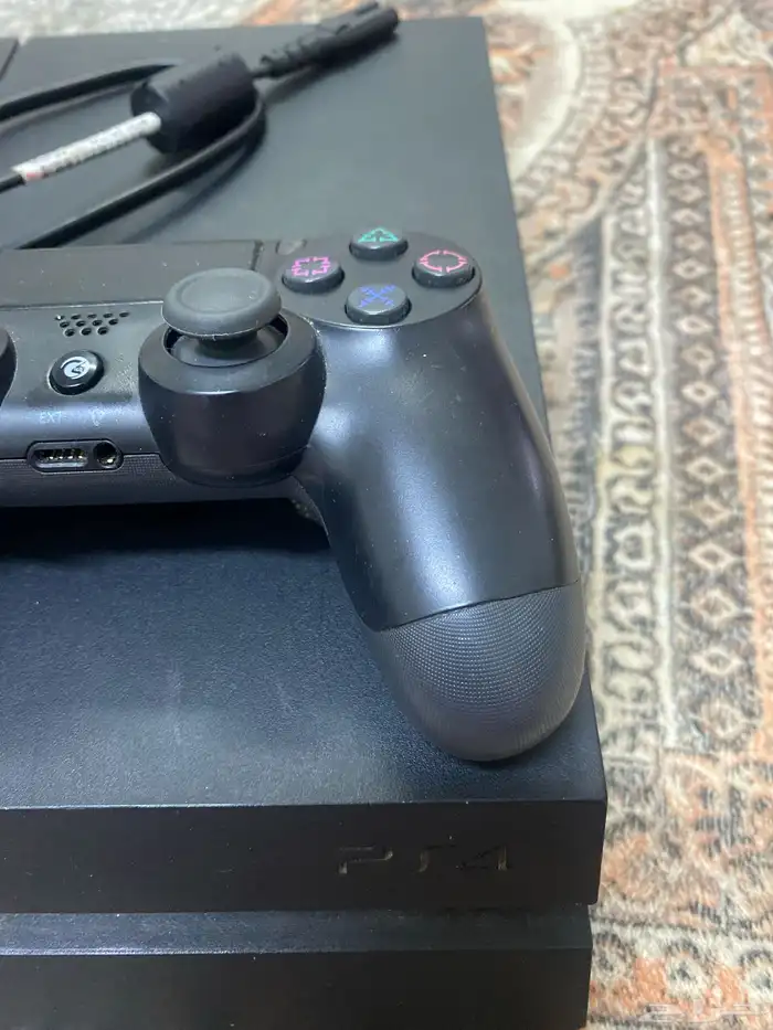 جهاز PS4 نظيف مع يد اصليه 1