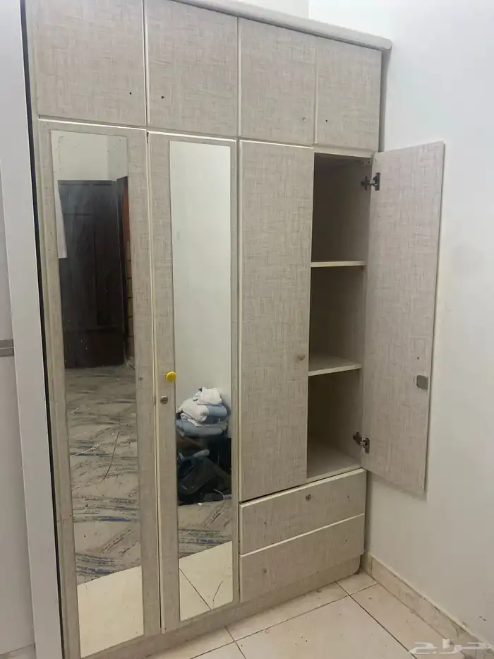 ثلاثه دواليب للبيع ومكينتين رياضيه على السوم التواصل واتس 0