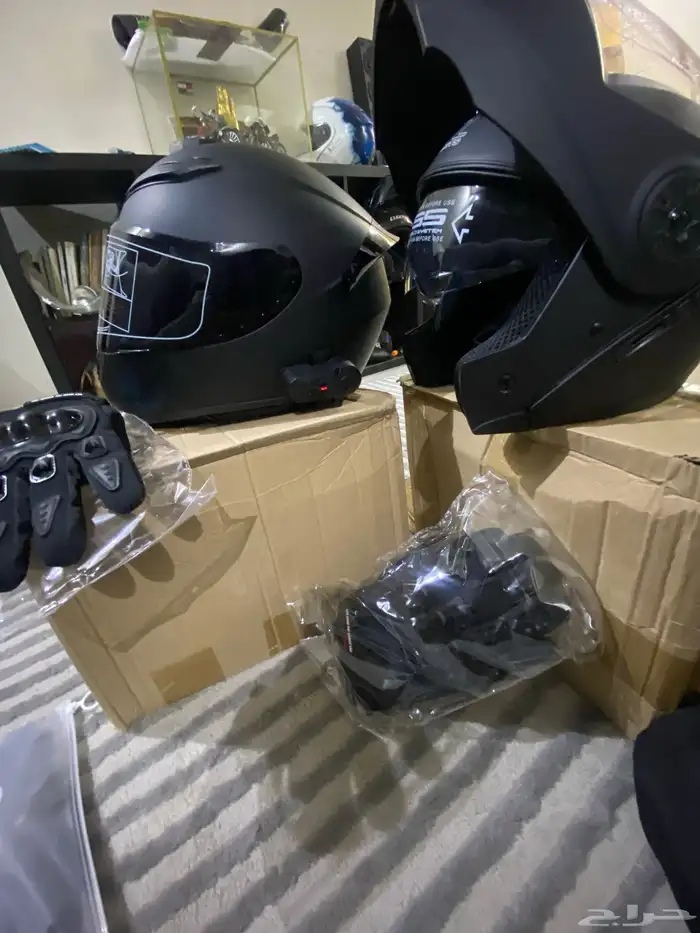 خوذه دراجه ناريه معاها سماعه و قلفز كلها جديده 0