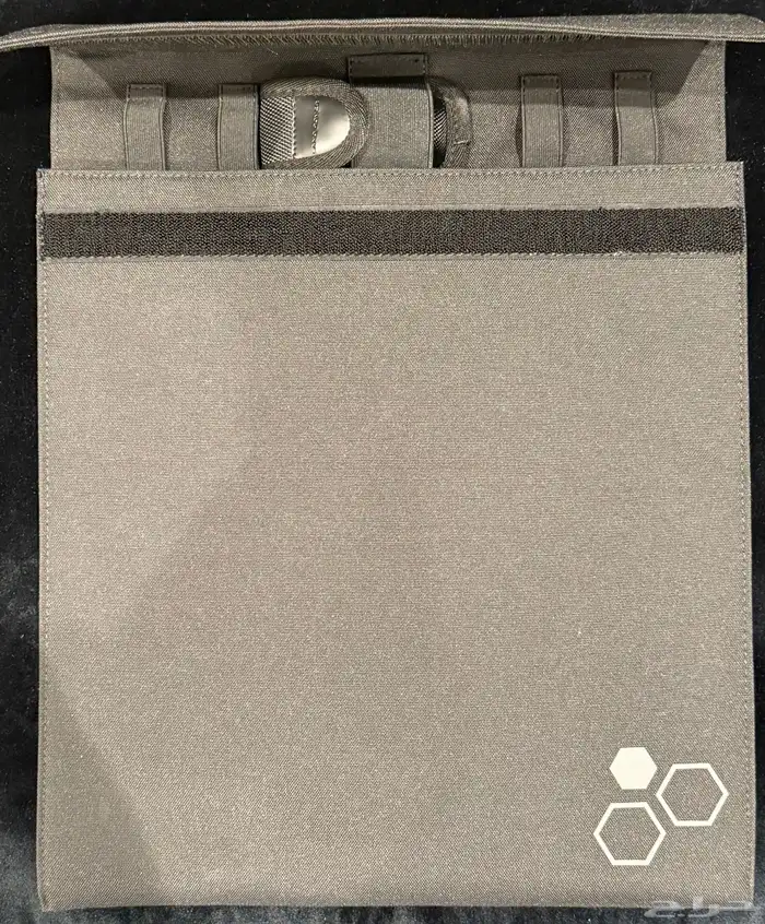 مجموعة اكسسوارات وكاتالوج حصري من لاندروفر Defender 1