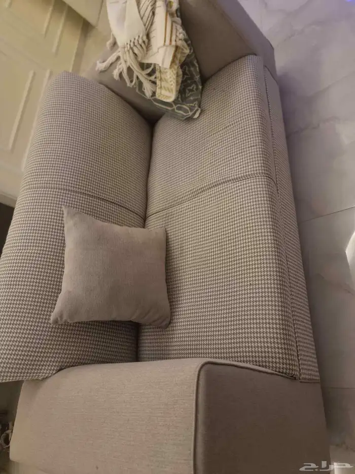 كنب رمادي مكون من أربع قطع 2 التواصل واتس للجاد 1