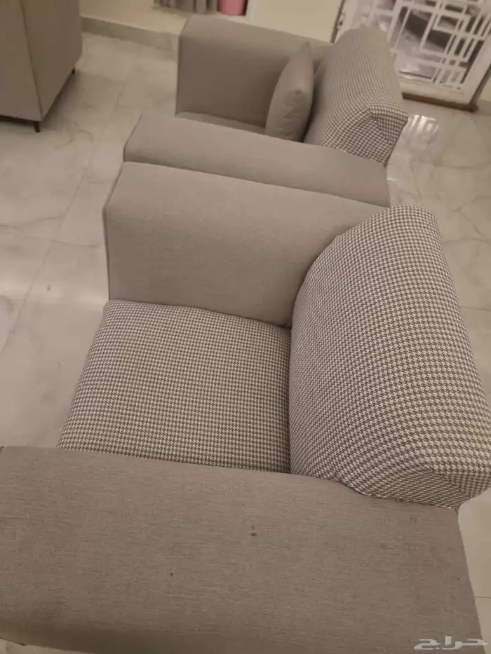 كنب رمادي مكون من أربع قطع 2 التواصل واتس للجاد 0