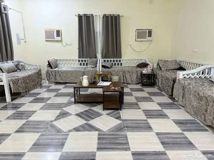 كراسي مع الفرش والستاير للبيع عدد الكراسي خمسة 0