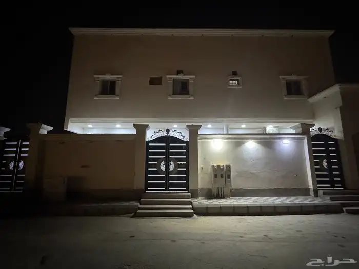 بيت للبيع دور وشقتين 0