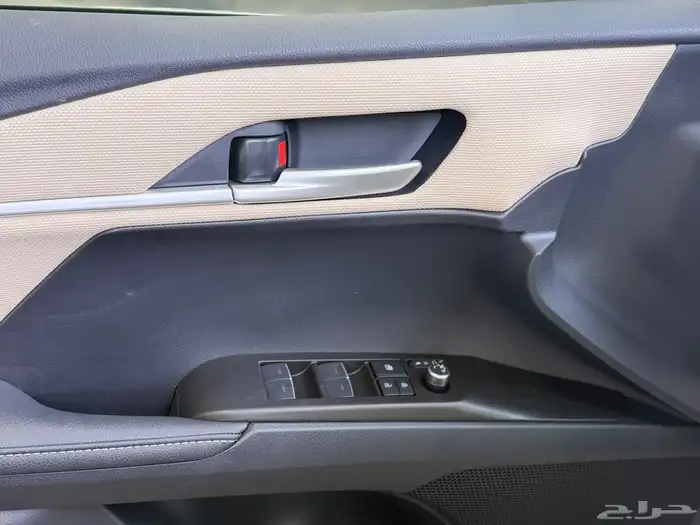 كامري 2025 LE بنزين سعودي ابيض تيتانيوم 15