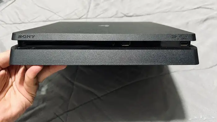 PlayStation 4 slim in excellent condition with 11 cds new 2