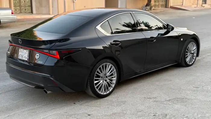 Lexus 2022 is300 للبيع 4