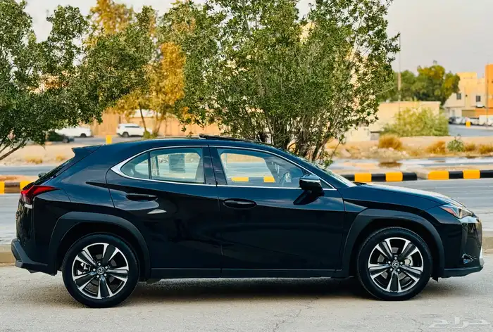 لكزس ((2024)UX300هايبرد فل كامل 1
