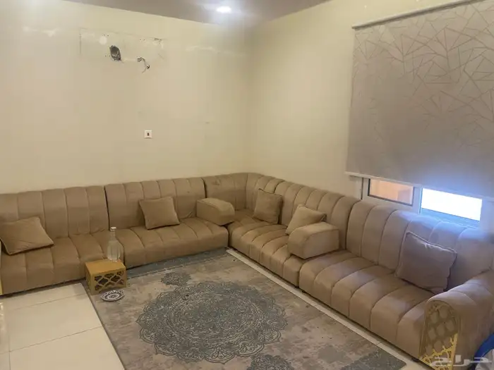 اثاث ارضي بحاله جيده ويوجد قطعتين اضافيه 0