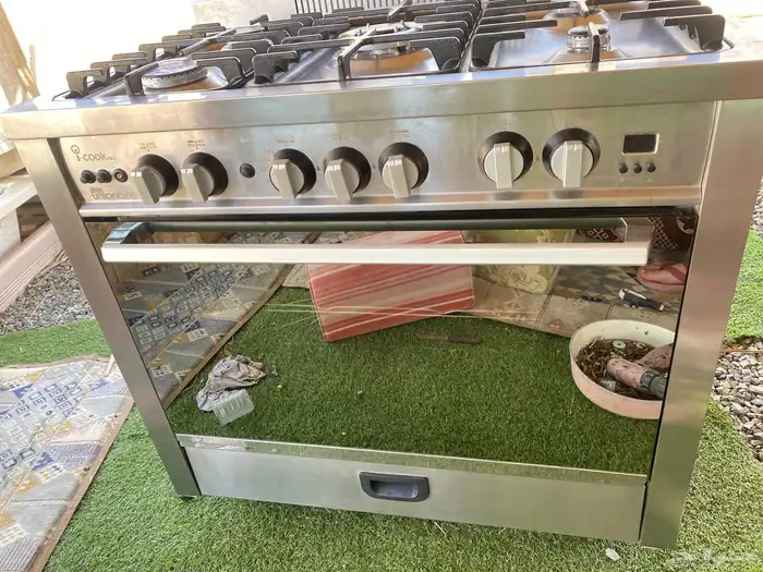 فني صيانه الافران في المنزل ويوجد سيارة 0