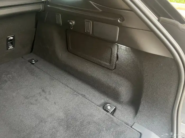 لاندروفر 2025 فيلار p250 مالك اول ممشى 21 الف بحالة الجديد 82