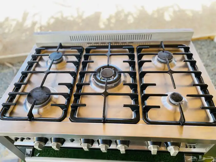 فني صيانه الافران في المنزل ويوجد سيارة 1