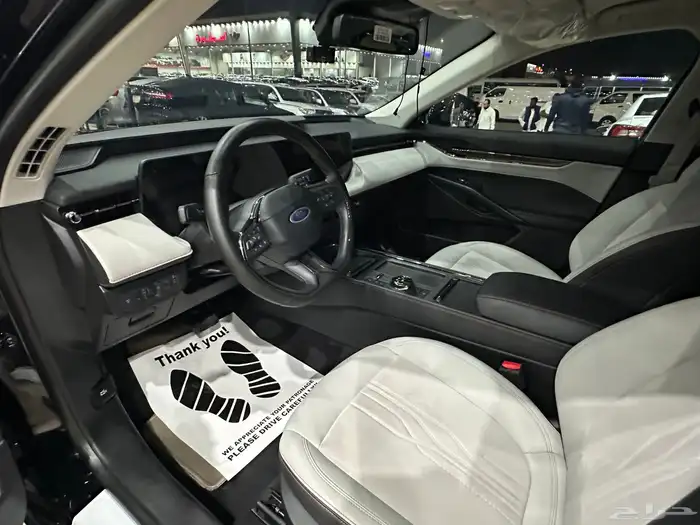 فورد تورس تيتانيوم موديل 2025 فل كامل شبه جديده 8