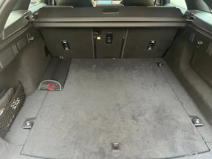 لاندروفر 2025 فيلار p250 مالك اول ممشى 21 الف بحالة الجديد 81