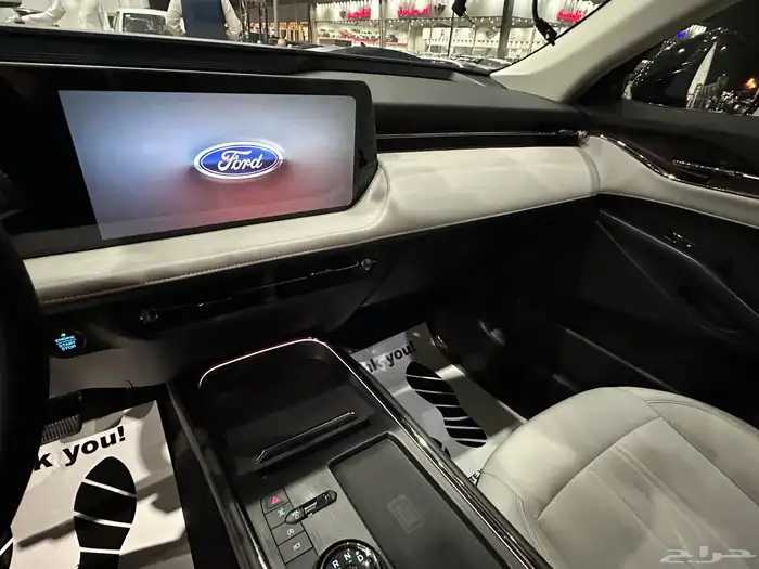 فورد تورس تيتانيوم موديل 2025 فل كامل شبه جديده 18