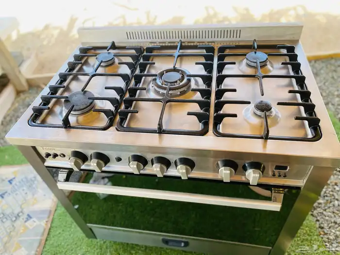 فني صيانه الافران في المنزل ويوجد سيارة 3