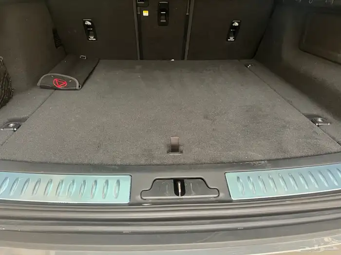 لاندروفر 2025 فيلار p250 مالك اول ممشى 21 الف بحالة الجديد 80