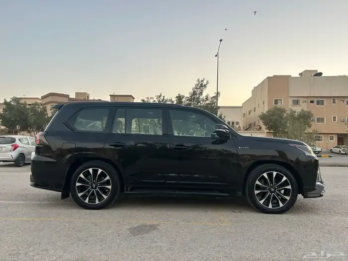 لكزس LX 2016 بلاك اديشن 17