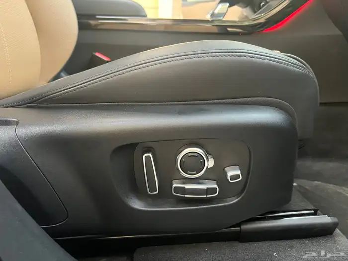 لاندروفر 2025 فيلار p250 مالك اول ممشى 21 الف بحالة الجديد 70