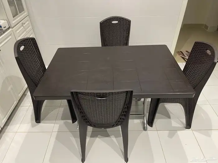 طاولة واربع كراسي 1