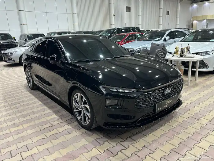 فورد تورس تيتانيوم موديل 2025 فل كامل شبه جديده 2