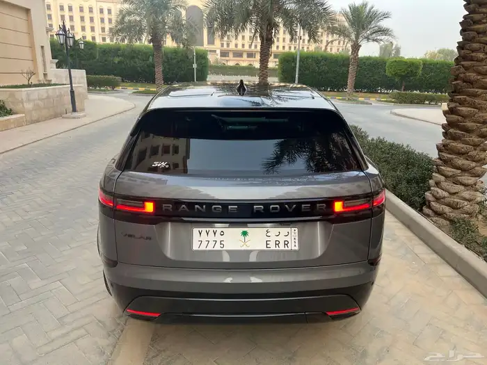 لاندروفر 2025 فيلار p250 مالك اول ممشى 21 الف بحالة الجديد 3