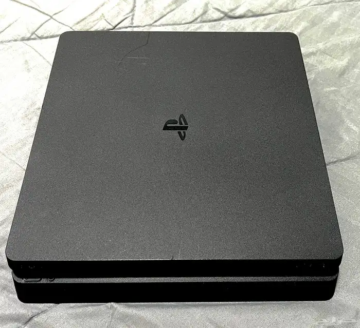 PlayStation 4 slim in excellent condition with 11 cds new 1