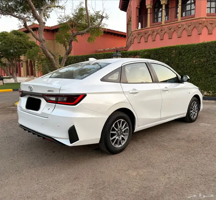 تويوتا يارس 2023 فئة Y (شاشة-جنوط) 7