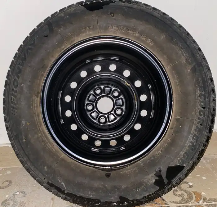 كفر مع جنط للبيع مقاس الكفر225 70 15 الحد50 0